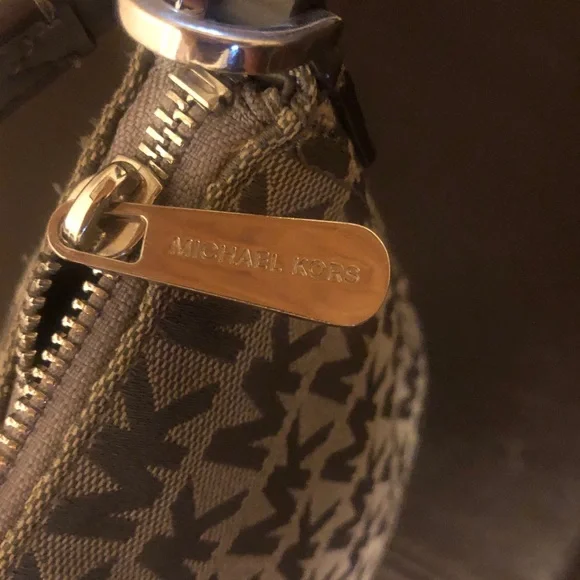 Michael Kors Gray Shoulder Bag with Classic Design - Picture 5 of 14